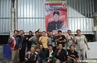 Ahmad Baharudin (tengah kaos krem) bersama komunitas konco Ngopi Nyambung Roso
