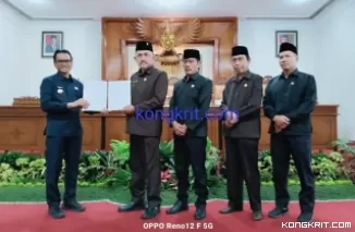 Dari kiri :  Pj Bupati Heru Suseno menyerahkan Ranperda tentang perubahan APBD Tulungagung tahun anggaran 2024 kepada Ketua DPRD Tulungagung Marsono bersama para Wakil Ketua DPRD