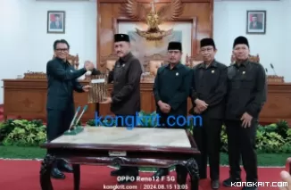Dari kiri: Pj Bupati Tulungagung Heru Suseno, Ketua DPRD Marsono, Wakil Ketua DPRD Ali Masrup, Asmungi dan Ahmad Baharudin saat penyerahan Berita acara persetujuan bersama