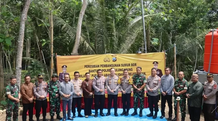 Kapolres Tulungagung dan Wakapolres Tulungagung foto bersama dengan sejumlah Forkopimcam