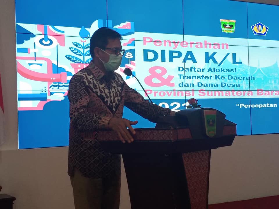 Gubernur Sumatera Barat, Irwan Prayitno menyerahkan Daftar Isian Pelaksanaan Anggaran (DIPA) dan Alokasi Transfer ke Daerah dan Dana Desa (TKDD) 2021 di Auditorium Gubernuran, Jum'at (27/11/2020). | Halonusa