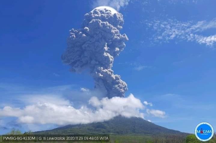Gunung api Ili Lewotolok yang berada di Kabupaten Lembata, Provinsi Nusa Tenggara mengalami erupsi pada Minggu (29/11), pukul 09.45 waktu setempat. (Pusat Vulkanologi dan Mitigasi Bencana Geologi (PVMBG)