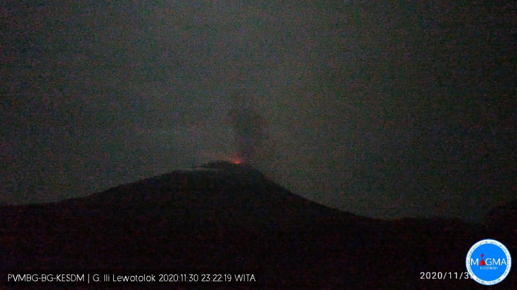 Hasil pemantauan Pos Pengamatan Gunung Api Ili Lewotolok, Nusa Tenggara Timur, kolom abu teramati berwarna kelabu dengan intensitas tebal condong ke arah selatan | PVMBG-KESDM/Halonusa