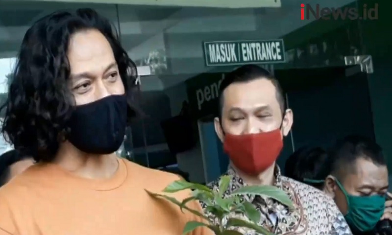 Tangkapan layar saat Dwi Sasono keluar dari Rumah Sakit Ketergantungan Obat (RSKO) Cibubur, Jakarta Timur, Sabtu (28/11/2020) | Halonusa