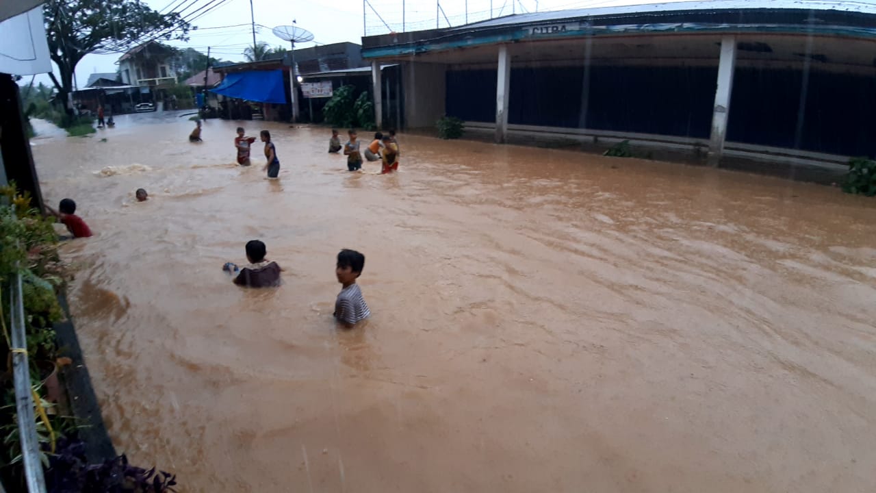 Daerah Jondul Rawang, Kota Padang, Sumatera Barat kembali tergenang banjir, Senin (23/11/2020). Cuaca di Sumbar hingga 23 November 2020 masih berpotensi hujan berintensitas sedang hingga lebat disertai kilat dan petir. | Photo credit should read Bobi/Halo