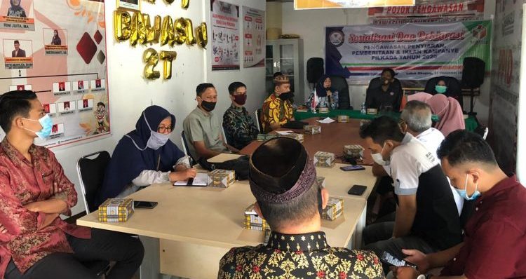 KPID Sumbar dan Bawaslu Pasaman menggelar sosialisasi dan deklarasi pengawasan penyiaran, pemberitaan dan kampanye Pilkada 2020, Senin (23/11/2020). Yasirli/Halonusa