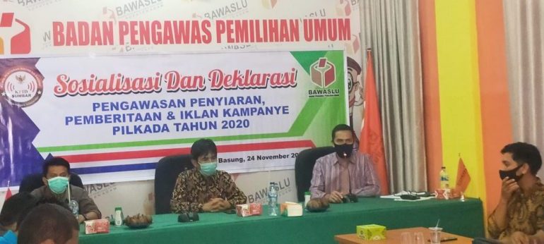 KPID Sumbar dan Bawaslu Agam gelar bersama sosialisasi dan deklarasi pengawasan penyiaran, pemberitaan dan iklan kampanye Pilkada 2020 di Kabupaten Agam, Sumatera Barat, Selasa (24/11/2020). | Rama/Halonusa