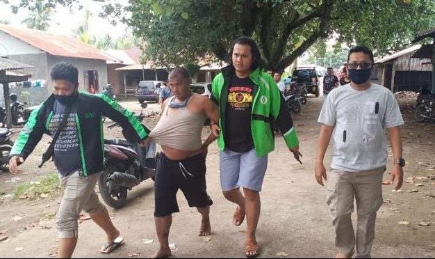 Polisi dari Unit Reskrim Polsek Koto Tangah, Kota Padang, Sumatera Barat meringkus pelaku penganiayaan, di Pasar Banda Air Kelurahan Pasia Nan Tigo, Rabu (25/11/2020) | Gon/Halonusa