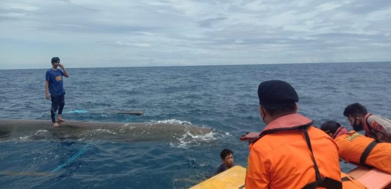 Tim SAR mengevakuasi dua Nelayan di Kepulauan Mentawai, setelah perahu mereka tumpangi terbalik dihantam gelombang tinggi di perairan Samudera. SAR/Halonusa