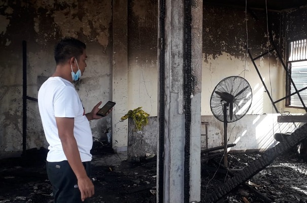 Aparat kepolisian meninjau lokasi kebakaran di gedung HBT Padang, Minggu (29/11/2020). | Halonusa