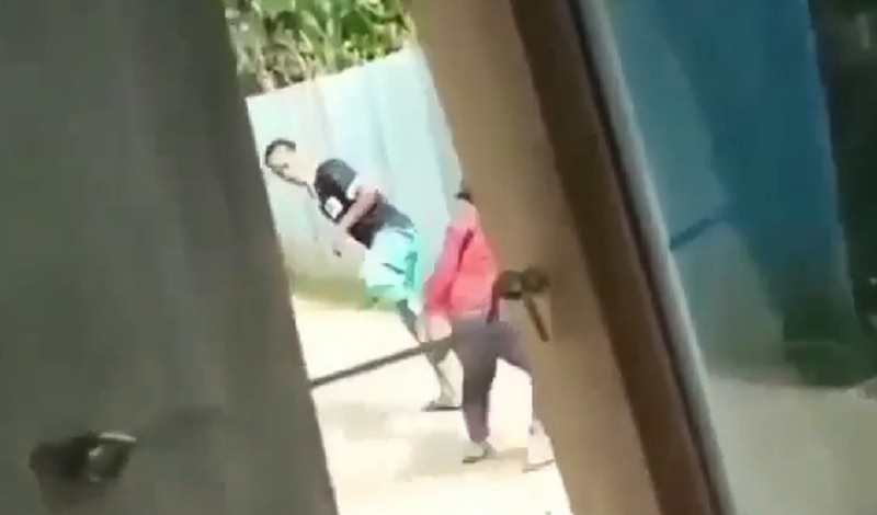 
Tangkapan layar terkait video viral di Sumatera Selatan, yang diduga seorang anak memukul ibu kandungnya sendiri |  Halonusa
