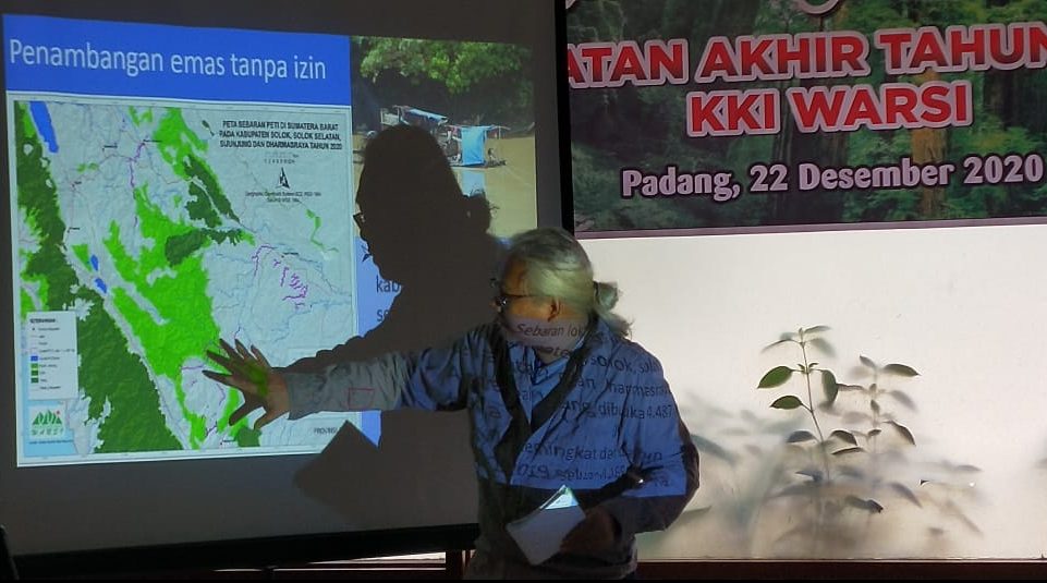 Direktur Eksekutif Komunitas Konservasi Indonesia (KKI) Warsi, Rudi Syaf saat memaparkan catatan akhir tahun 2020 KKI Warsi di Kota Padang, Sumatera Barat, Selasa (22/12/2020). Kariadil Harefa/Halonusa