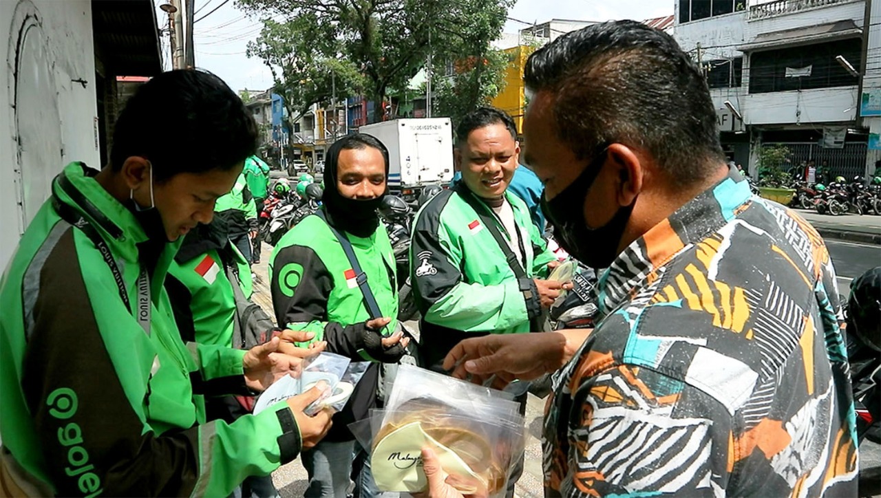 Hishamuddin Mustafa, Konsul Pelancongan Malaysia di Medan, mewakili Tourism Malaysia membagikan masker gratis kepada driver Ojol dan abang Becak yang beroeprasi di Kota Medan, Sumatera Utara. | Halonusa