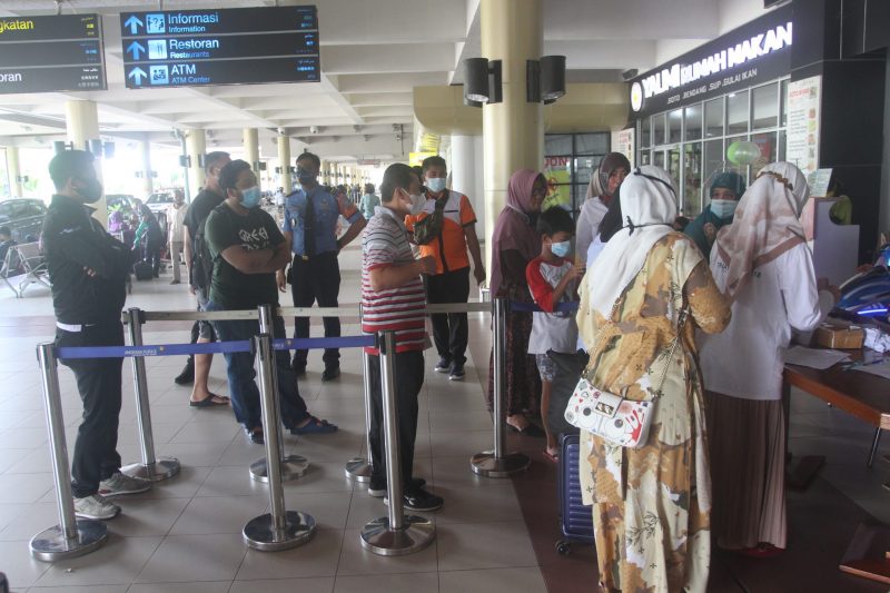 Para penumpang yang berpergian ke luar daerah mendaftar tes antigen cepat (rapid antigen test) di Bandara Internasional Minangkabau (BIM), Kabupaten Padang Pariaman, Sumatera Barat, Jumat (25/12/2020).