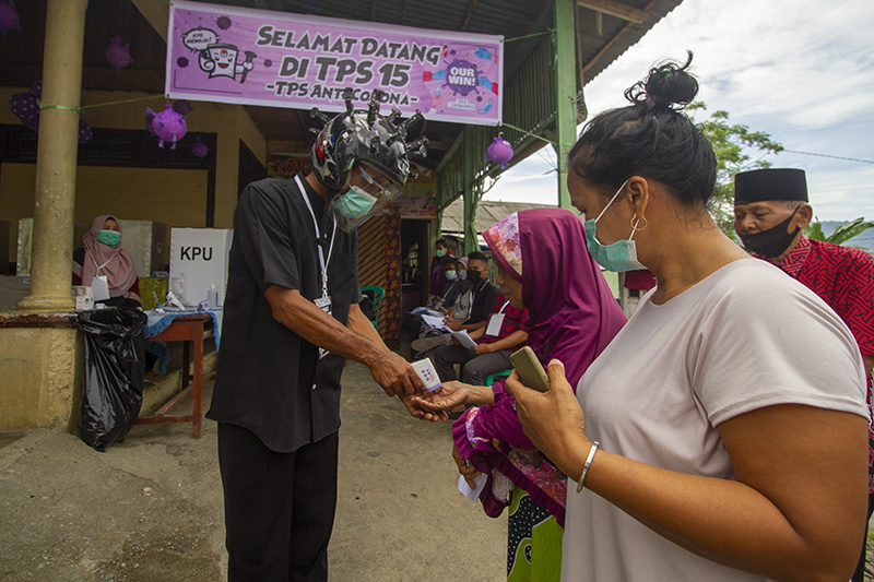Masyarakat Indonesia menggunakan hak memilih pada pemilihan umum serentak 2020 di masa pandemi virus Covid-19 dengan mematuhi protokol kesehatan di Kelurahan Limau Manis Selatan, Kecamatan Pauh, RT2/RW2, Kota Padang, Sumatera Barat on December 9, 2020. | 