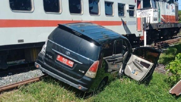 Kondisi mobil Toyota Kijang Innova saat kecelakaan di Jalan Banjir Kanal, Kelurahan Alai Parak Kopi, Kecamatan Padang Utara, Kota Padang, Sumatera Barat, Rabu