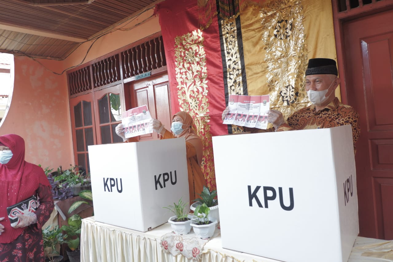 Mahyeldi didampingi istri saat memberikan hak suara pada Pilkada Sumbar 2020 di TPS 7, Kota Padang, Sumatera Barat, Rabu (9.12/2020) | Gon/Halonusa