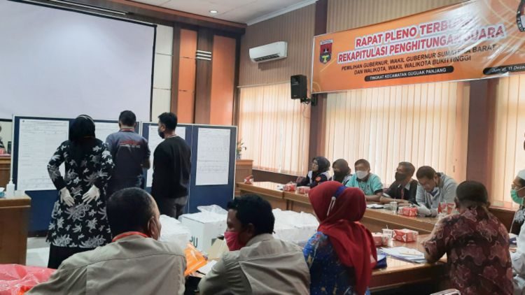  rekapitulasi hasil penghitungan ditingkat kecamatan di Bukittinggi, Jumat (11/12/2020)