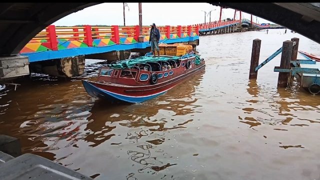 Salah Satu Angkutan Sungai di Pelabuhan LASDP Baru Berangkat dari Pelabuhan LASDP, Selasa (29/12) Siang Pukul 13.40 WIB.(*) / halosumatera.com/halonusa