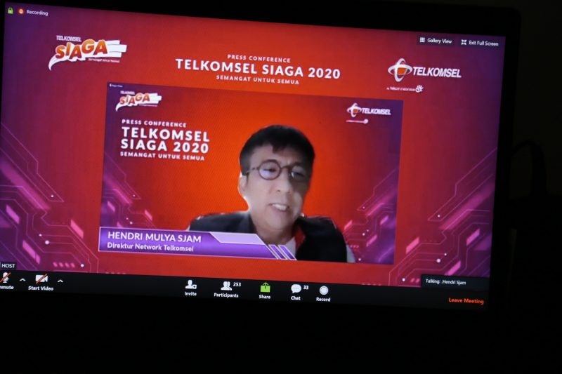  Direktur Network Telkomsel Hendri Mulya Syam saat memaparkan penguatan dan pengamanan akses jaringan broadband di acara press conference Semangat untuk Semua secara virtual di Jakarta, Senin (14/12). 