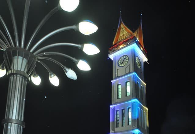 Suasana malam di lokasi wisata Jam Gadang, Kota Bukittinggi. (Foto: Kariadil Harefa/Halonusa)