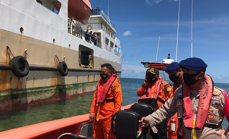 SAR, anggota Polrair, BPBD dan Satpol PP Kabupaten Kepulauan Mentawai mengevakuasi penumpang kapal KM Sabuk Nusantara 37 menggunakan kapal KN SAR Ramawijaya 240 Mentawai | Ist