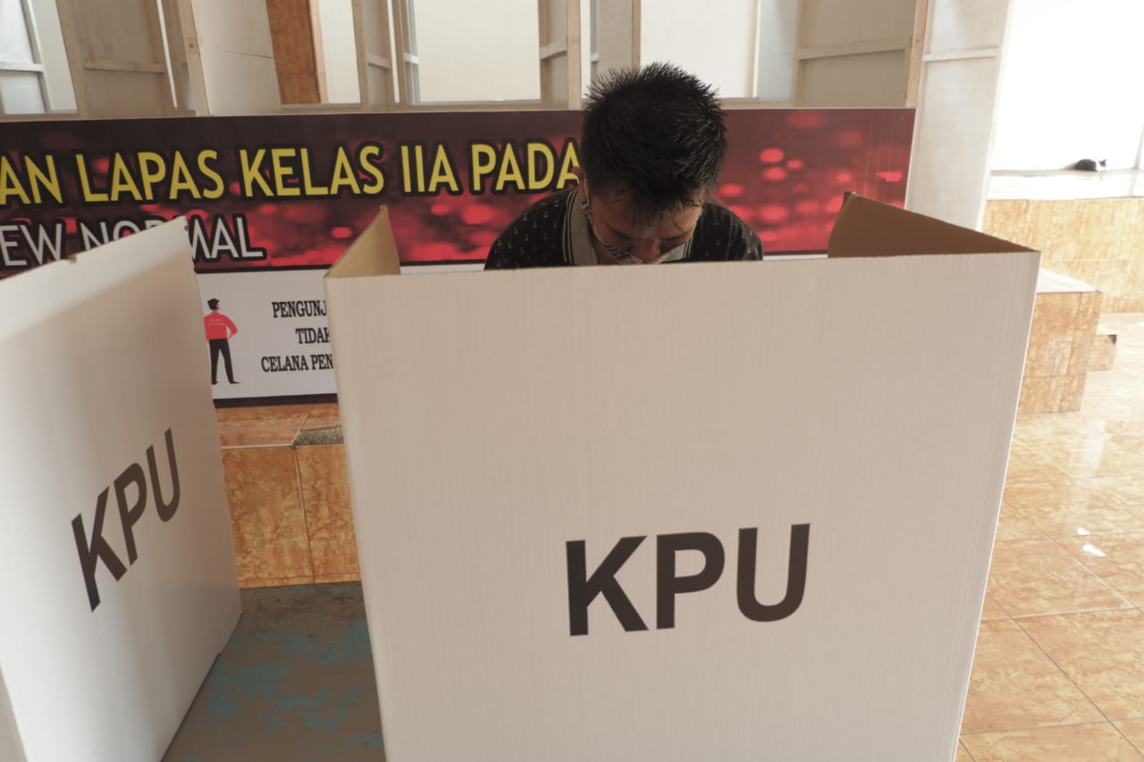 Warga binaan di Lembaga Pemasyarakatan (Lapas) Kelas II A Padang ikut memberikan hak suaranya pada Pemilihan Kepala Daerah (Pilkada) serentak 2020, Rabu (9/12/2020) | Gon/Halonusa