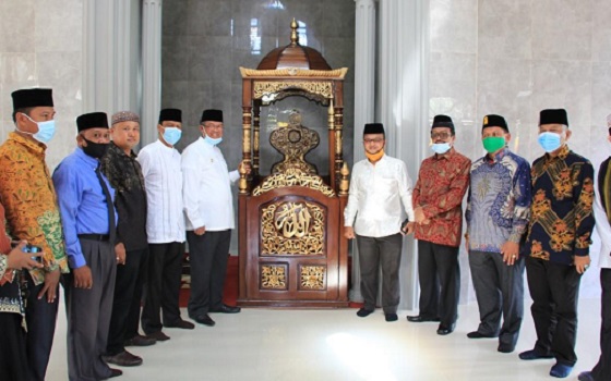 Bupati Solok, Gusmal bersama sejumlah orang lainnya saat peresmian masjid di Jorong Pinang Sinawa, Nagari Gantung Ciri. (istimewa)