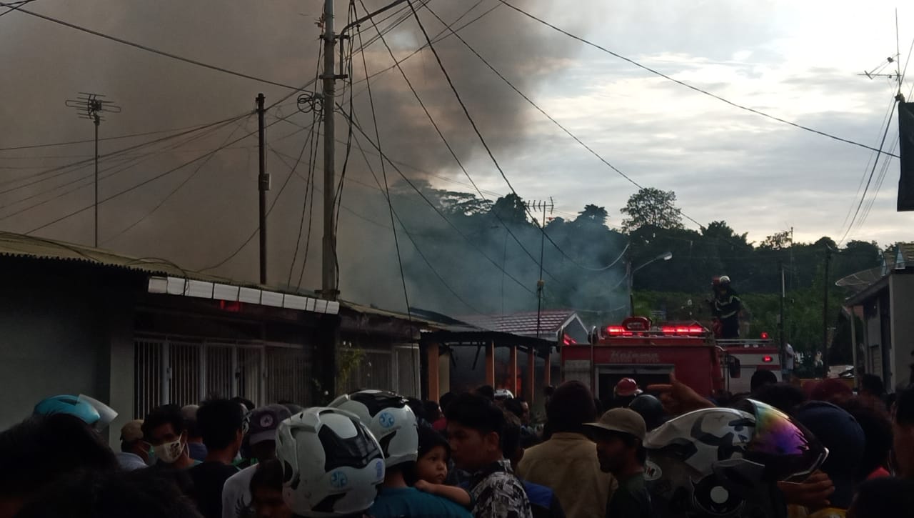 Tujuh unit rumah permanen terbakar di dekat kantor Ditlantas Polda Sumbar, Jalan Berok Nipah, Padang