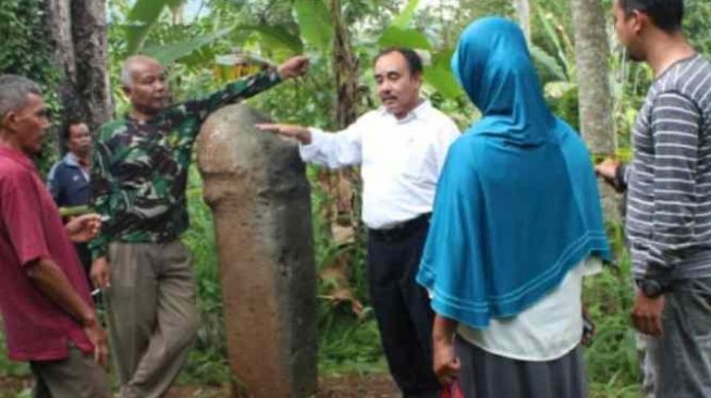 Batu nisan berbentuk kelamin laki-laki di Tanah Datar Sumbar adalah peninggalan zaman batu muda. (Suara/Dokumen BPCB)