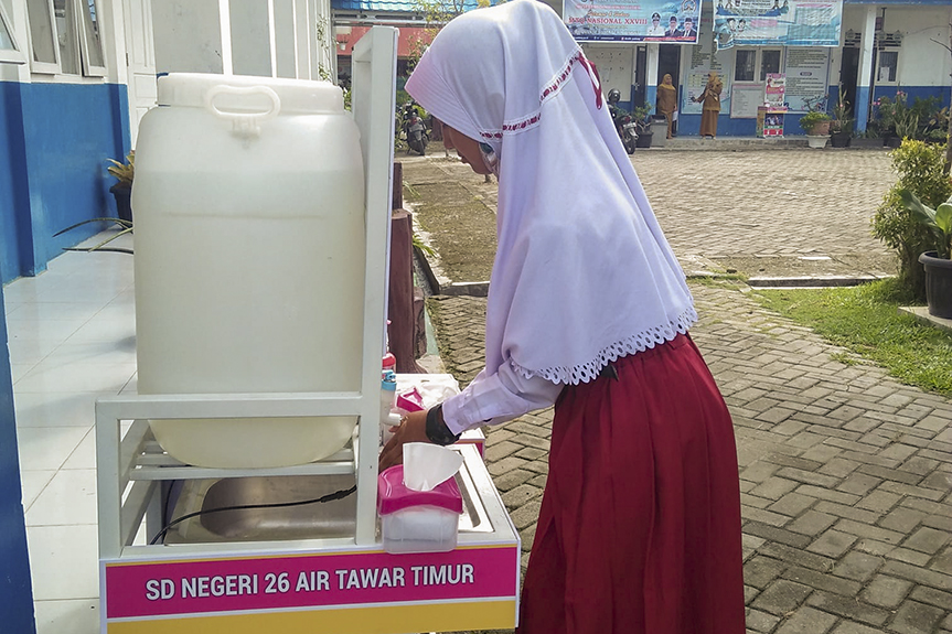 Siswa SD Negeri 26 Air Tawar Timur Kota Padang, Sumbar mencuci tangan saat mengikuti proses belajar tatap muka yang dimulai Senin (4/1/2021). Belajar mengajar tatap muka merupakan kebijakan pemerintah kota dengan syarat menerapkan protokol kesehatan dan g