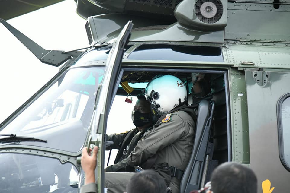 Asops Kasau Marsda TNI Henri Alfiandi selaku koordinator unsur TNI AU memimpim langsung pencarian dengan menggunakan pesawat Helikopter EC-725 Caracal.  Penerangan/Int/Halonusa.com