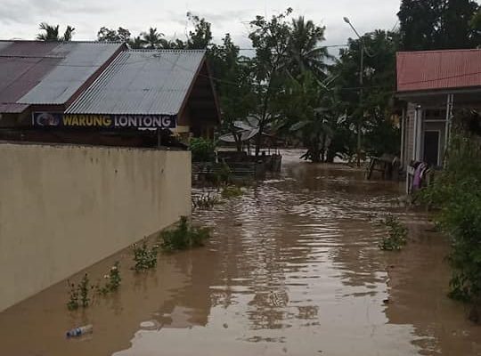 Curah hujan tinggi disertai meluapnya dua sungai di Kota Solok merendam permukiman warga termasuk fasilitas sekolah di SMP Negeri 4 Kota Solok, Sumbar