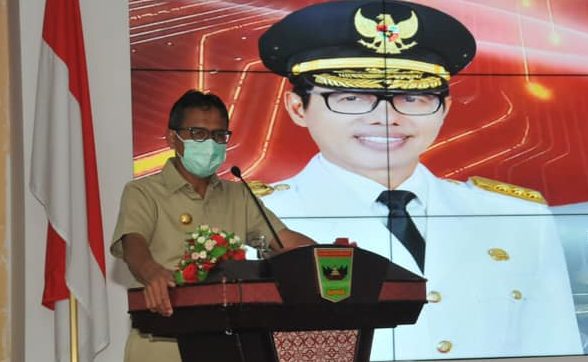 Gubernur Sumbar, Irwan Prayitno saat memberikan sambutan usai menerima penghargaan dari Menteri Hukum dan HAM RI, Yasonna Laoly dalam Peringatan Hari HAM Sedunia Ke-72 Tahun 2020. Penghargaan diberikan karena dianggap sukses membina dan membangun sebagian