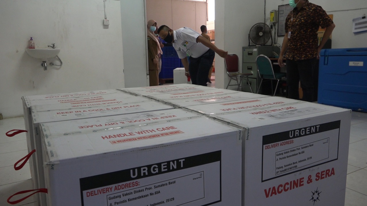 Vaksin corona sinovac tiba di Sumatera Barat sebanyak 36.920 dosis atau 19 dus koli, vaksin tersebut disimpan dalam rantai dingin (cold chain) di Dinas Kesehatan Sumbar, Padang, Selasa (5/1/2021). Gon/Halonusa