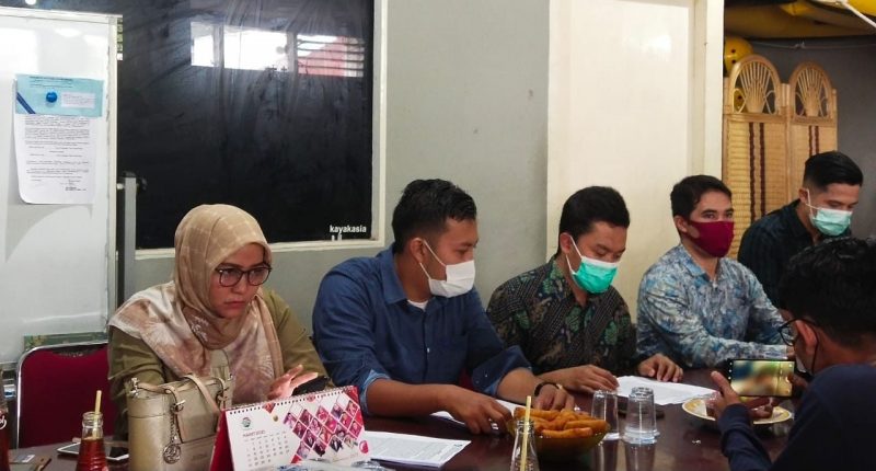 Delapan kuasa hukum dari LBH Pergerakan Indonesia untuk keluarga korban penembakan di Koto Baru, Sungai Pagu, Kabupaten Solok Selatan saat konferensi pers di Padang, Sumatera Barat, Jumat (29/1/2021).  LBH Pergerakan Indonesia siap mendampingi keluarga ko