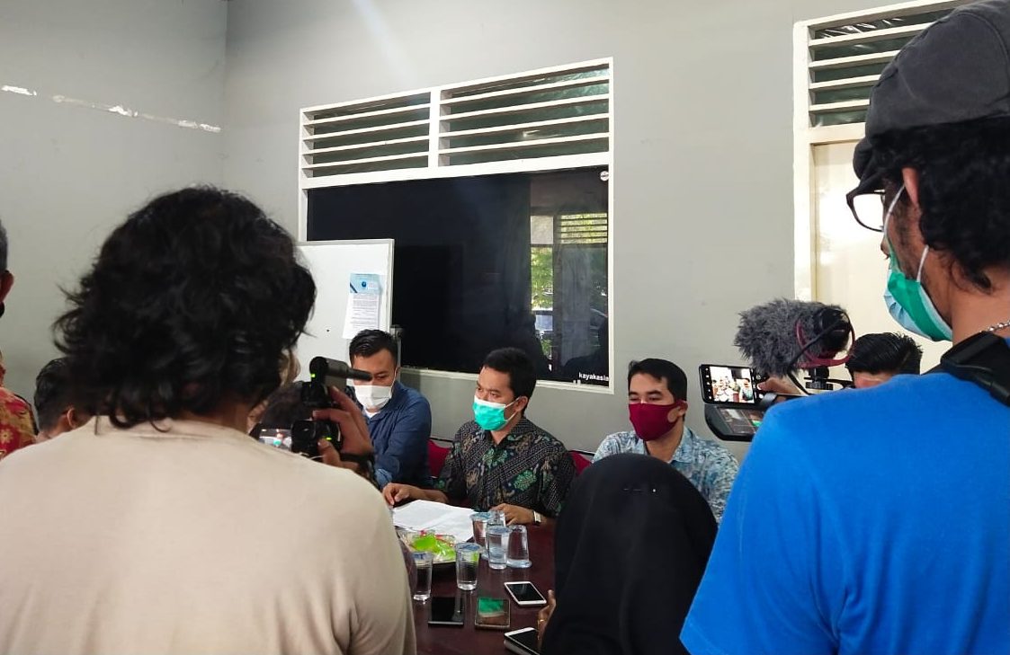 Delapan (8) pengacara dari Lembaga Bantuan Hukum (LBH) Pergerakan Indonesia selaku kuasa hukum keluarga korban siap mendampingi secara hukum, saat jumpa pers di Padang, Jumat, 29/1/2021) | Halonusa