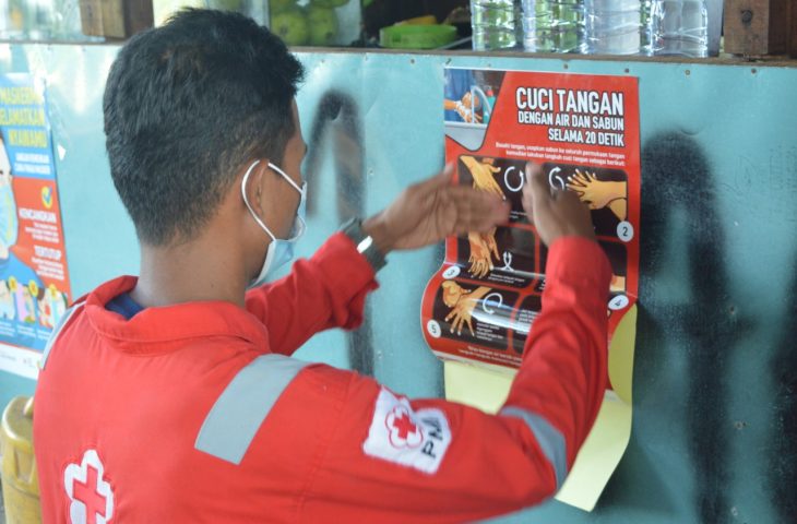 Sukarelawan PMI Agam, Sumatera Barat (Sumbar) melakukan penyemprotan disinfektan cuma-cuma di sekolah dan membagikan paket PHBS kepada pedagang di pasar tradisional daerah setempat. Int/Halonusa.