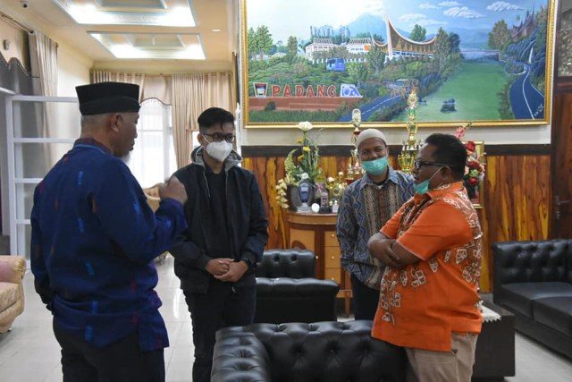 Pemuda asal Kecamatan Kuranji, Kota Padang, Sumatera Barat mendapat restu sekaligus pamit kepada Gubernur Sumbar terpilih, Mahyeldi. Halonusa.
