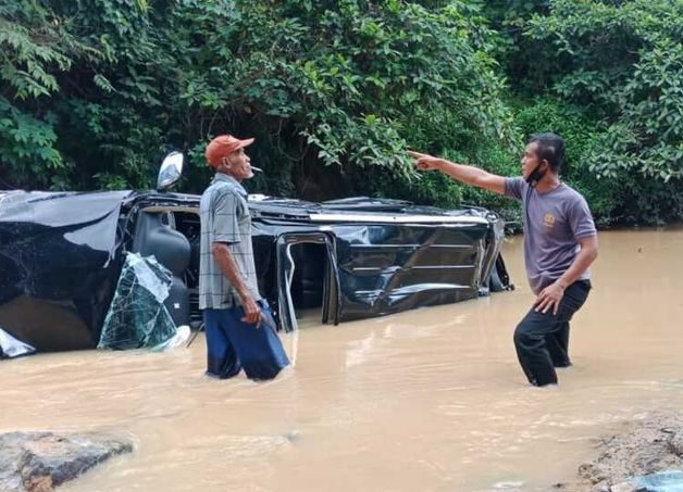 Petugas Laka Lantas Polres Dharmasraya melakukan evakuasi mobil Pajero yang masuk sungai, Minggu (3/1/2021) | Polres Dharmasraya/Halonusa