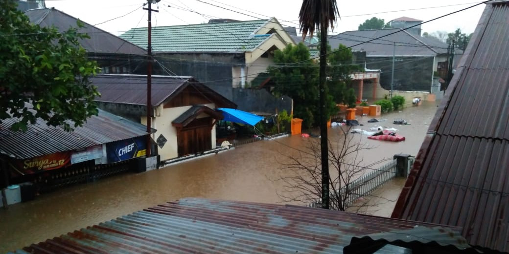 umah warga terendam dan beberapa titik longsor akibat banjir di Kota Manado, Jumat (22/1), sekitar pukul 12.00 waktu setempat atau 11.00 WIB. | Relawan BPBD Kota Manado/Halonusa