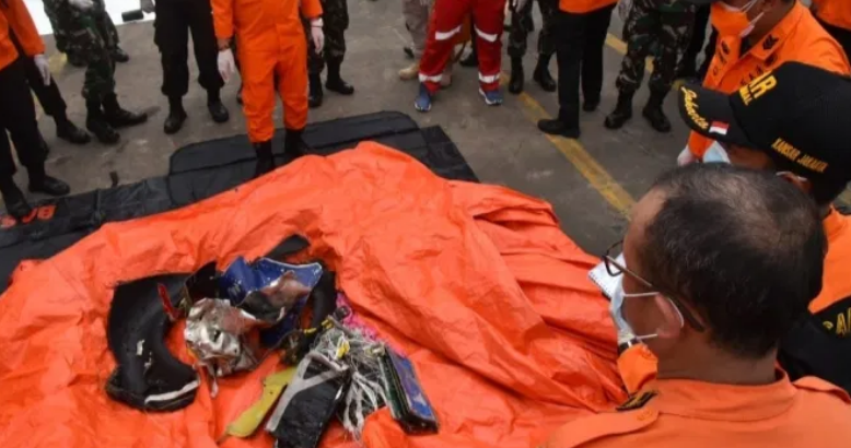 Diduga potongan tubuh dan serpihan pesawat Sriwijaya Air SJ-182 setelah diangkut oleh tim selam dari kedalaman 20 meter di Kepulauan Seribu, Jakarta saat operasi SAR, Minggu (10/1/2021). Int/Halonusa