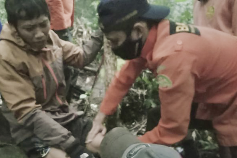 Tim SAR Gabungan Pasaman Barat Saat Melakukan Evakuasi 2 Orang Pendaki Gunung Talamau Asal Jambi