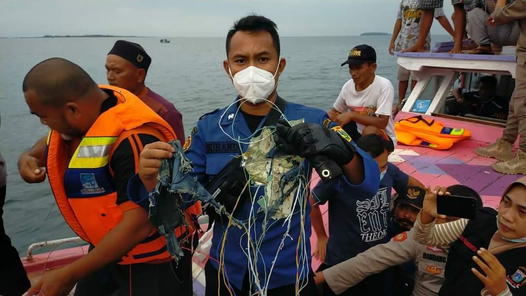 Empat kapal nelayan yang sedang melakukan penyisiran di lokasi yang diperkirakan menjadi tempat jatuhnya pesawat Sriwijaya Air SJ-182 rute Jakarta-Pontianak. Beberapa serpihan yang ditemukan antara lain kabel-kabel dan salah satu badan pesawat warna biru.