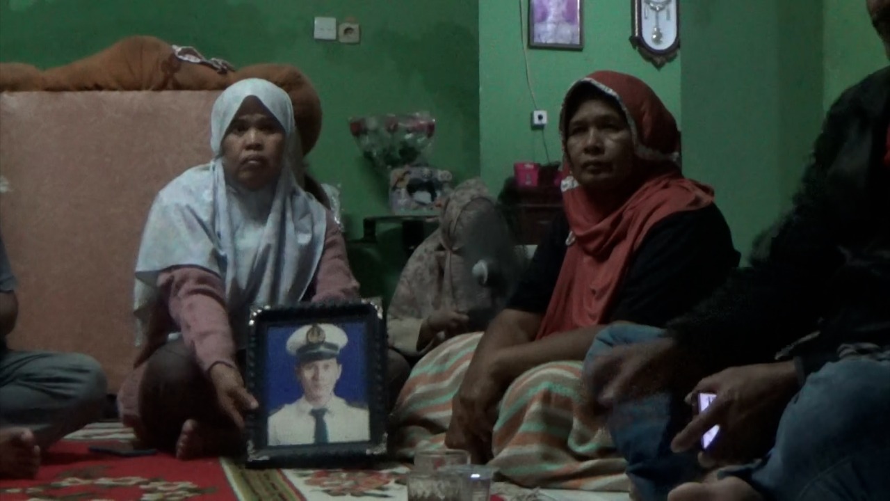 Keluarga salah satu penumpang Pesawat Sriwijaya SJ-182 yang hilang kontak, berkumpul di rumah di Sungai Sapih, Kuranji Kota Padang, Sumbar mendoakan keselamatan buat Angga Fernanda Afrion yang menumpangi pesawat rute Jakarta-Pontianak, Sabtu malam (9/1/20
