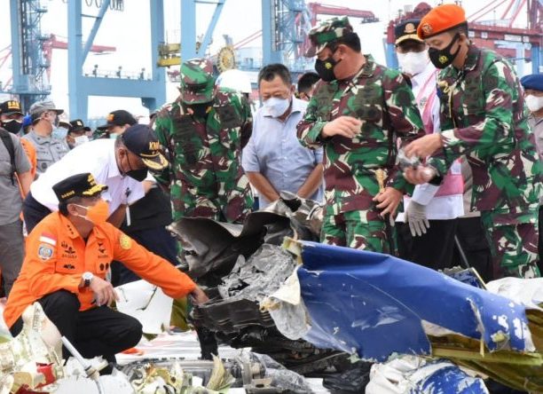 Komponen material pesawat Sriwijaya Air SJ-182 yang berhasil dievakuasi tim SRU Laut ke darat untuk diindentifikasi KNKT bersamaan dengan ditemukannya Flight Data Recorder (FDR) bagian dari alat perekam penerbangan (black box). Sementara tim selam sedang 