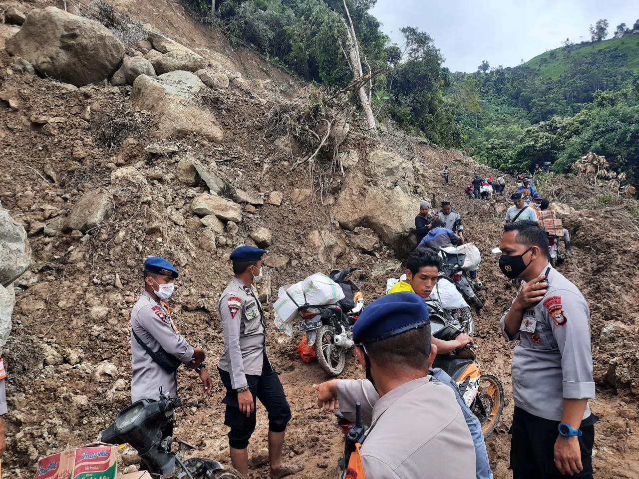 Kepala Badan Nasional Penanggulangan Bencana (BNPB), Doni Monardo meninjau lokasi lima desa di Kecamatan Ulumanda, Kabupaten Majene, Provinsi Sulawesi Barat, Rabu (20/1.2021).
