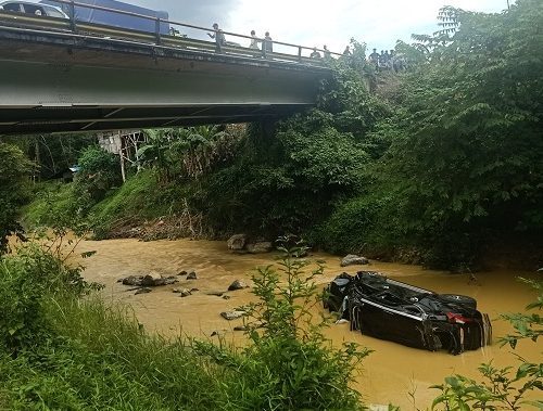 Mobil Pajero Terjun Bebas di Jembatan Gunung Medan Dharmasraya, Sumatera Barat. Int/Halonusa