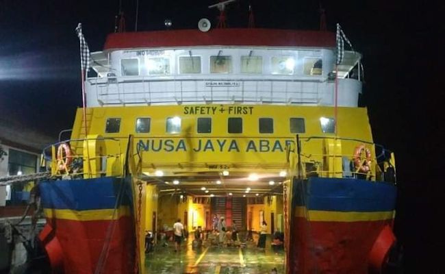KMP Nusa Jaya Abadi yang menjadi satu-satunya armada kapal penyebrangan dari Padang Bai menuju Nusa Penida. Hingga saat ini rencana penambahan armada kapal belum menemui titik temu. (DOK RADAR BALI)