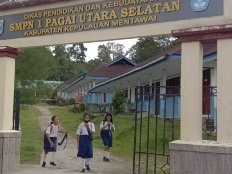 Sejumlah siswa sekolah SMP Negeri 1 Pagai Utara Selatan, Kepulauan Mentawai, Sumatera Barat diminta  belajar di rumah, Senin (4/1/2021). Hal ini terkait kebijakan Surat Edaran (SE) Bupati Kabupaten Kepulauan Mentawai nomor 420/1/BUP-2021 tertanggal 2 Janu